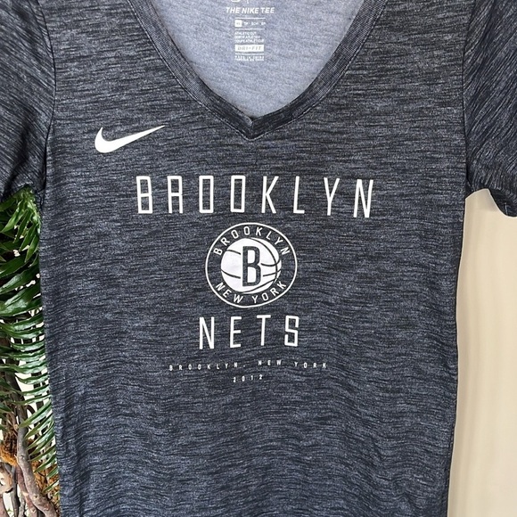 NWOT Nike Dri-Fit V-Neck Gray Athletic Cut NBA Brooklyn Nets Short Sleeve Shirt - Picture 9 of 13